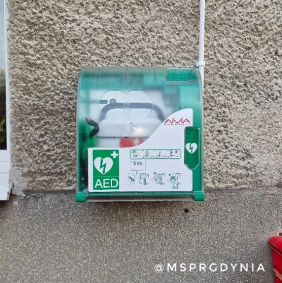 Nowy Defibrylator AED na zewnętrznej ścianie budynku siedziby MSPR (fot. MSPR Gdynia)