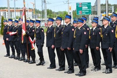 Gdyńscy funkcjonariusze Straży Pożarnej podczas obchodów Dnia Strażaka, na placu przed Jednostką Ratowniczo-Gaśniczą nr 4 Gdynia. (fot. Zofia Marczak)