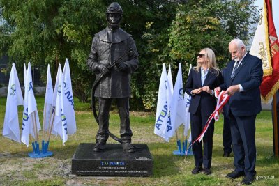 Pomnik Stoczniowca przy ul. Waszyngtona. Na zdjęciu m.in. prezes zarządu Stoczni Remontowej Nauta Monika Kozakiewicz (fot. Magdalena Starnawska)