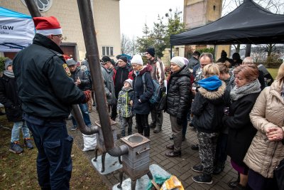 Dobrą metodę palenia w piecach prezentują w terenie strażnicy miejscy z Ekopatrolu, fot. Dawid Linkowski