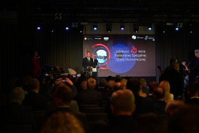 Gości gali jubileuszowej PSSE powitali Przemysław Sztandera, prezes Pomorskiej Specjalnej Strefy Ekonomicznej oraz Maciej Kazienko, wiceprezes Pomorskiej Specjalnej Strefy Ekonomicznej // fot. materiały prasowe PSSE