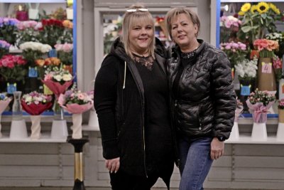 Patrycja Zachara i Anna Zachara-Powroźnik przed kwiaciarnią „Imbir”, którą wspólnie prowadzą (fot. materiały Gdyńskiego Centrum Wspierania Przedsiębiorczości) 