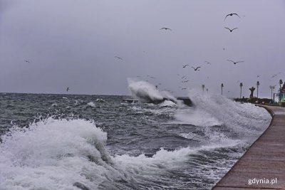 Sztorm widoczny z bulwaru Nadmorskiego // fot. Marcin Mielewski
