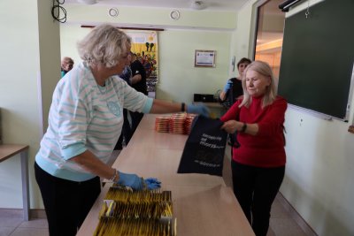 Kilkudziesięcioro wolontariuszy przygotowało w czwartek, 2 kwietnia, 500 świątecznych paczek (fot. Dorota Patzer)