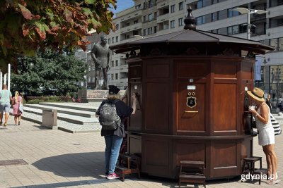 Fotoplastikon na Placu Kaszubskim zaprasza w podróż do przedwojennej Gdyni (fot. Zofia Marczak)