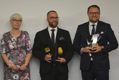 Podczas Gali Pomorskiej Koszykówki 2019 Joanna Zielińska wręczyła nagrodę Markowi Łucykowi / fot.gdyniasport.pl