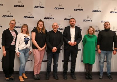 Na zdjęciu członkowie rady wraz z Tomaszem Augustyniakiem, wiceprezydentem Gdyni, Franciszkiem Bronkiem, z-cą dyr. MOPS i Zuzanną Łaczyńską-Stec, kierownikiem Zespołu Rodzinnej Pieczy Zastępczej (fot. MOPS w Gdyni) 