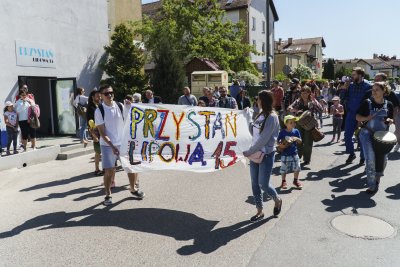 Kolorowa parada zainaugurowała działalność Centrum Sąsiedzkiego Przystań Lipowa 15