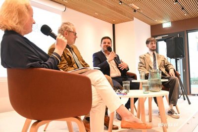 Uczestnicy debaty o Gdyni w budynku przy ul. Waszyngtona 13a. Od lewej: Aleksandra Boćkowska, Jacek Friedrich, wiceprezydent Gdyni Maciej Zielonka i Grzegorz Piątek (fot. Waldemar Ulanowski)