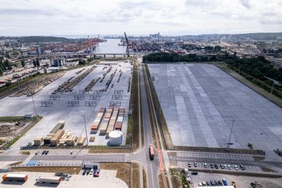 Widok na place betonowe obok Estakady Kwiatkowskiego. W tle basen portu Gdynia