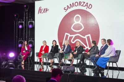 Uczestnicy panelu „Samorząd” na konferencji „Polka XXI wieku”: Marta Majewska – burmistrz Hrubieszowa, wiceprezydent Gdyni Katarzyna Gruszecka-Spychała,  Anita Richert-Kaźmierska – zastępca wójta gminy Kolbudy, Dorota Chilik – wójt gminy Miejsce Piastowe, dr hab. Aneta Gawkowska – adiunkt na Wydziale Stosowanych Nauk Społecznych i Resocjalizacji UW, Michał Kot – dyrektor Instytutu Pokolenia i dr Olga Kotowska-Wójcik – adiunkt Instytutu Nauk Socjologicznych UKSW. Dyskusję prowadziła Magdalena Szefernaker // fot. materiały Fundacji Projekt PL