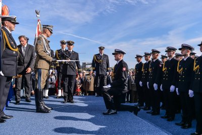 Awans na pokładzie ORP Błyskawica odbiera tegoroczny prymus, Błażej Koreike, fot. Przemysław Świderski