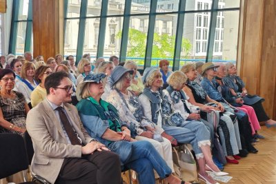 Seniorzy i goście obecni na zakończeniu roku akademickiego 2025/2026 Gdyńskiego Uniwersytetu Trzeciego Wieku (fot. Małgorzata Kełpin)