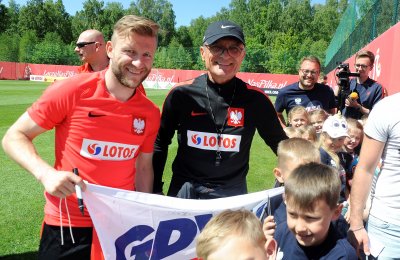 Adam Nawałka i Jakub Błaszczykowski z reprezentantami Gdyni / fot.gdyniasport.pl