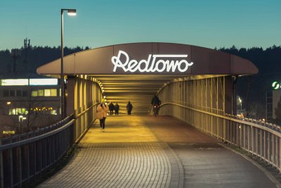 Od piątku wita mieszkańców na kładce nad torami przy Pomorskim Parku Naukowo-Technologicznym Gdynia // fot. Rafał Kołsut