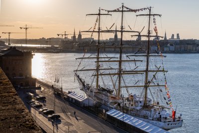 Basen, port w Antwerpii, budynki, nabrzeże, zacumowany przy brzegu Dar Młodzieży, zachodzące słońce