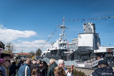 ORP Błyskawica, na nabrzeżu Pomorskim tłum widzów.