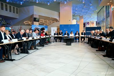 Senatorowie, eksperci i samorządowcy dyskutujący podczas wyjazdowego posiedzenia połączonych komisji senackich w Teatrze Muzycznym w Gdyni (fot. Magdalena Czernek)