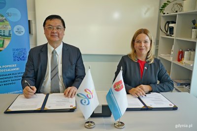 Wiceprezydentka Gdyni Oktawia Gorzeńska oraz Lo Ta-Sheng – wiceprezydent Kaohsiungu podpisujący memorandum dotyczące wymiany edukacyjnej pomiędzy Gdynią a Kaohsiungiem (fot. Magdalena Czernek)