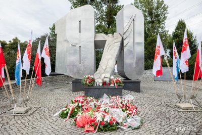 Podczas oficjalnych uroczystości złożono kwiaty pod pomnikiem Ofiar Grudnia 1970 roku (fot. Karol Stańczak)