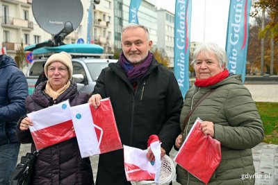 Prezydent Gdyni Wojciech Szczurek rozdawał flagi mieszkańcom w ramach akcji Radia Gdańsk // fot. Magdalena Czernek
