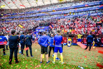 Piłkarze Arki Gdynia obserwują dekorację zdobywców Pucharu Polski 2018 / fot.gdyniasport.pl