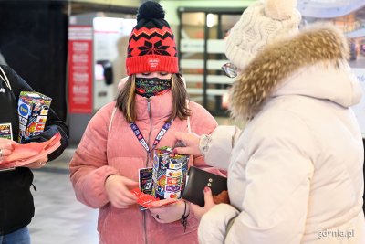 Wolontariusze w Gdyni od rana zbierają datki na WOŚP // fot. Michał Puszczewicz