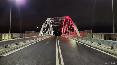 wiadukt drogowy podświetlony na kolor biały i czerwony, widoczna droga
