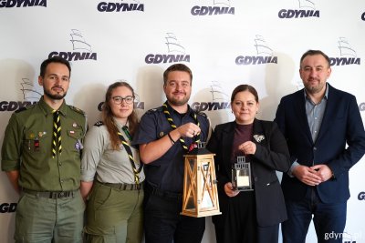 Harcerze z ZHP Gdynia przekazali światło z Betlejem w ręce prezydent Aleksandry Kosiorek i wiceprezydenta Tomasza Augustyniaka (fot. Magda Śliżewska)