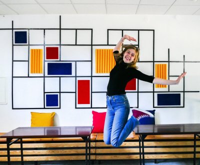 Grupa uczniów na tle pomalowanej ściany