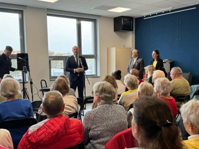 W uroczystej inauguracji Klubu Seniora w Przystani Chabrowa 43 uczestniczyli również Wojciech Szczurek, Prezydent Gdyni oraz Bartosz Bartoszewicz, wiceprezydent Gdyni ds. jakości życia. Fot. Kordian Kulaszewicz.