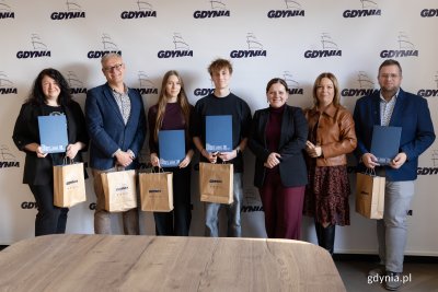 Na zdjęciu m.in.: prezydent Gdyni Aleksandra Kosiorek, wiceprezydentka Gdyni Oktawia Gorzeńska, dyrektor VI LO Tomasz Ogrodnik, laureaci konkursu Explory Laura Grafińska i Tomasz Gierka (fot. Natalia Kawalerowicz)