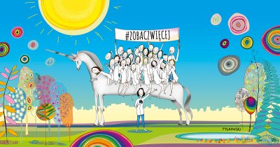 Kolorowy obrazek z jednorożcem, na którym siedzi dużo ludzi i trzymają transparent z napisem: zobacz więcej. Przed jednorożcem stoi kobieta z aparatem fotograficznym