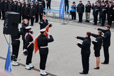 Inauguracja roku akademickiego na Uniwersytecie Morskim w Gdyni na Molo Południowym, tuż przy zacumowanym tu „Darze Młodzieży