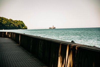 Spacer bulwarem w gdyńskiej dzielnicy Oksywie // fot. Bez kliszy z grupy na FB 