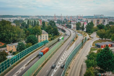 widok z góry na Estakadę Kwiatkowskiego, widoczne ekrany dźwiękochłonne, ruch uliczny