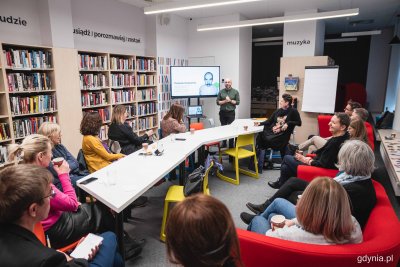 Jeden z warsztatów, które w ramach XIII Kongresi Bibliotek odbyły się w gdyńskiej Bibliotece Śródmieście. W tym przypadku kameralna grupa z całej Polski rozmawiała o tym, jak mocniej zaangażować lokalne społeczności w różne działania dzięki bibliotekom, fot. Kamil Złoch