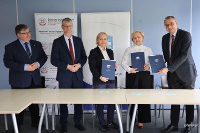 Podpisanie listu intencyjnego. Na zdjęciu (od lewej): wiceprezes PEWIK Gdynia Wiesław Kujawski, wiceprezydent Gdyni Rafał Geremek, zastępca dyrektora Oddziału Geologii Morza Państwowego Instytutu Geologicznego-Państwowego Instytutu Badawczego  dr Ewa Tarnowska,  prorektor PG ds. rozwoju prof. Justyna Kucińska-Lipka oraz prezes PEWiK Gdynia Jacek Kieloch (fot. Magdalena Starnawska)
