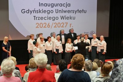 Występ chóru zainaugurował nowy rok akademicki na Gdyńskim Uniwersytecie Trzeciego Wieku (fot. Magdalena Starnawska)