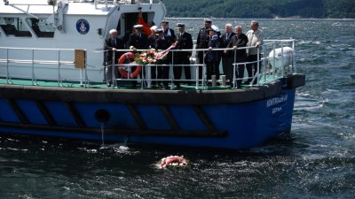 Pamięć o zmarłych uczczono złożeniem do morza patriotycznych wiązanek, fot. Sławomir Okoń