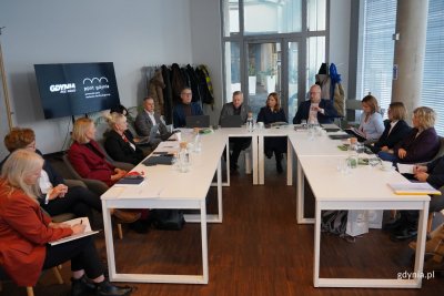 Spotkanie w Pomorskim Parku Naukowo-Technologicznym. Na zdjęciu m.in.: wiceprezydentka Gdyni Oktawia Gorzeńska, dyrektor Departamentu Edukacji Urzędu Marszałkowskiego Województwa Pomorskiego Adam Krawiec, starosta powiatu wejherowskiego Marcin Kaczmarek, naczelnik Wydziału Edukacji Iwona Tanewska, zastępca dyrektora Powiatowego Urzędu Pracy w Gdyni Milena Miksa (fot. Magdalena Starnawska)