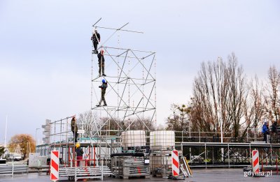 Od rana konstrukcja sylwestrowej sceny pnie się w góry, fot. Kamil Złoch