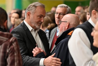 Miejska wigilia w VI LO w Gdyni. Na zdjęciu Wojciech Szczurek, prezydent Gdyni z uczestnikiem wigilijnej wieczerzy. Fot. Michał Puszczewicz