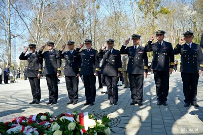 Przedstawiciele Marynarki Wojennej z kadm. Andrzejem Ogrodnikiem – dowódcą 3. Flotylli Okrętów na czele – składający kwiaty pod pomnikiem Ofiar Katynia podczas uroczystości z okazji Dnia Pamięci Ofiar Zbrodni Katyńskiej w roku 2025 (fot. Magdalena Czernek)