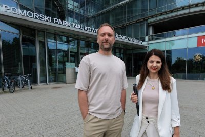 Tomasz Piotrowski oraz Anna Ratajczak-Piotrowska, założyciele agencji Beeffective, przed budynkiem PPNT Gdynia (fot. materiały Gdyńskiego Centrum Wspierania Przedsiębiorczości)