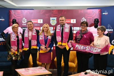 Na zdjęciu (od lewej): Danuta Synak, koordynator organizacyjny Centrum Chorób Piersi, Uniwersyteckie Centrum Kliniczne w Gdańsku, koordynator pacjenta onkologicznego, Paweł Bień, dyrektor operacyjny Arki Gdynia, Jolanta Sobierańska-Grenda, prezes Szpitali Pomorskich, Tomasz Augustyniak, wiceprezydent Gdyni, Anna Melki, dyrektorka Gdyńskiego Centrum Zdrowia, Janina Łojba, stowarzyszenie Amazonek w Gdyni (fot. Magdalena Starnawska) 