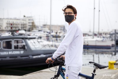 Mateusz podczas przejażdżki rowerowej po gdyńskiej marinie. Oczywiście w ochronnej maseczce. Gdynia 28 kwietnia 2020. fot. Przemysław Kozłowski