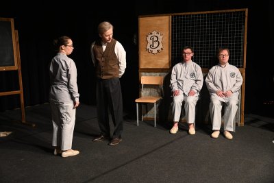 25-lecie Teatru Biuro Rzeczy Osobistych. Zbigniew Biegajło i jego aktorzy w spektaklu 