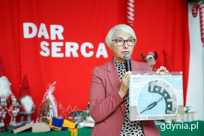 Festyn „Dar Serca” w SP nr 21. Joanna Zielińska, przewodnicząca Rady Miasta Gdyni podczas licytacji. Fot. Mirosław Pieślak