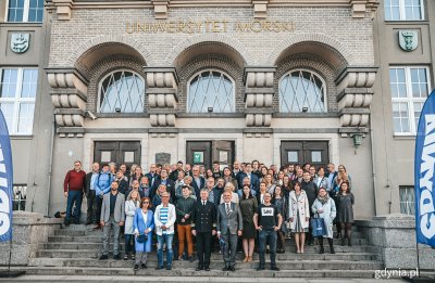 Uczestnicy spotkania „Wspólnie dbamy o gdyńskie zabytki” przed budynkiem Uniwersytetu Morskiego // fot. Magdalena Czernek